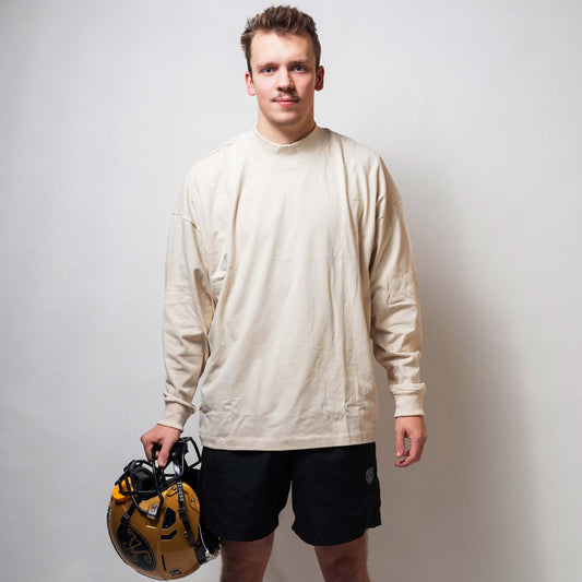 Good-Natured-Strong-LS-cream-front
|| Carl ist 1,88 groß, sportlich gebaut und trägt eine L.