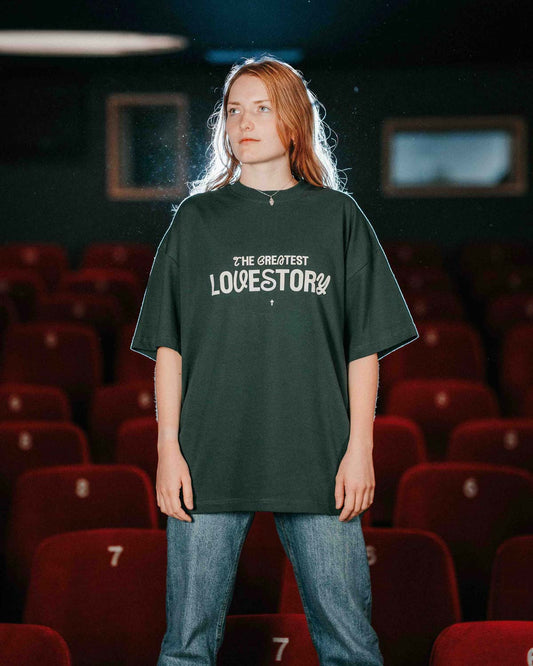 Good-Nautred-The-Greatest-Lovestory-Shirt-Front-Green
|| Johanna ist 1,60m groß, schlank gebaut und trägt eine S (Green Shirt).