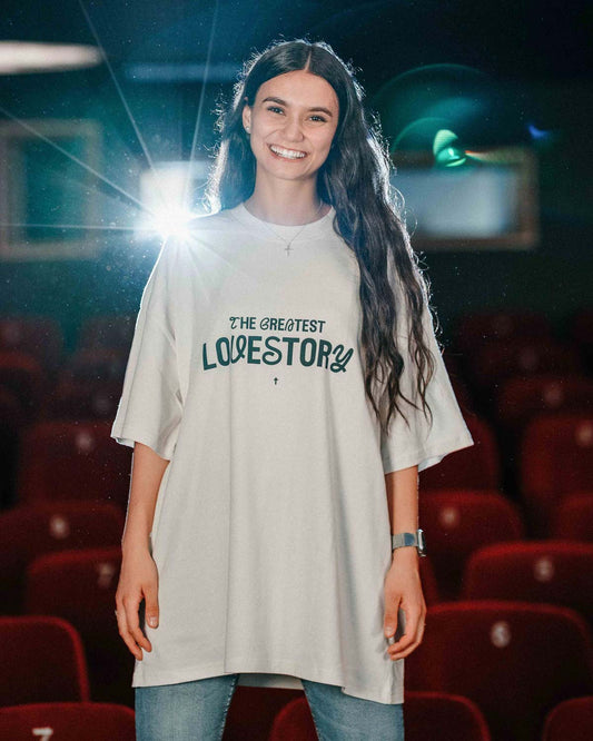 Good-Nautred-The-Greatest-Lovestory-Shirt-Front-white
|| Kavita ist 1,63m groß, schlank gebaut und trägt das Shirt sehr oversized in einer L (Offwhite Shirt).