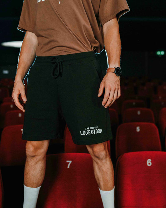 Good-Nautred-The-Greatest-Lovestory-Shorts-Front
|| Jonathan ist 1,74m groß, sportlich gebaut und trägt eine S.