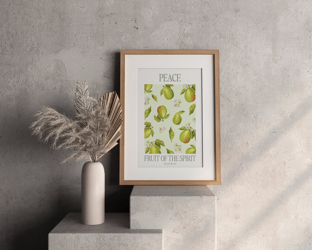 Peace Poster von Good-Natured an der Wand – Frieden als eine der vier Adventskerzen