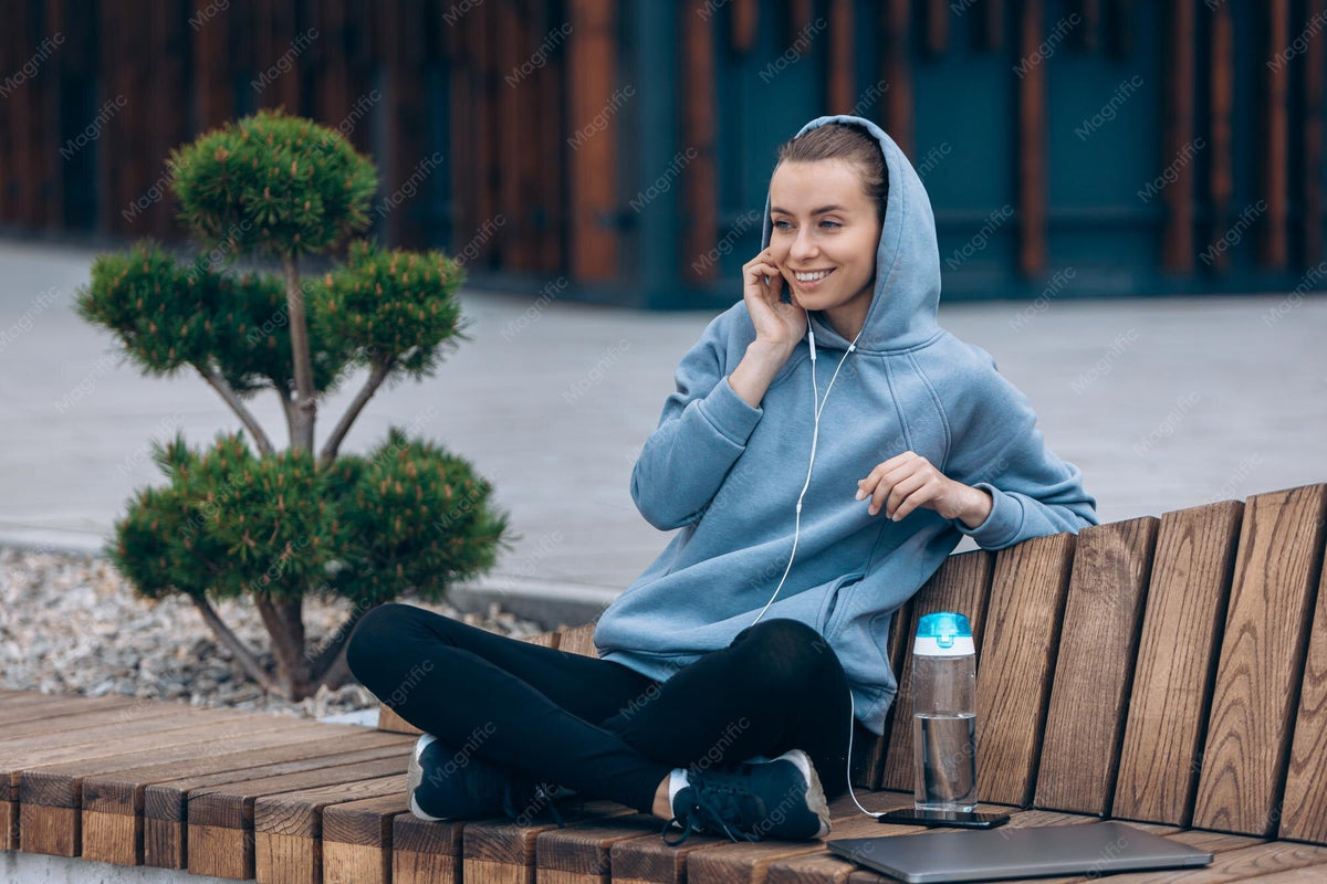 Junger Mensch im Hoodie mit Kapuze hört Musik – christlicher Hoodie im Alltag