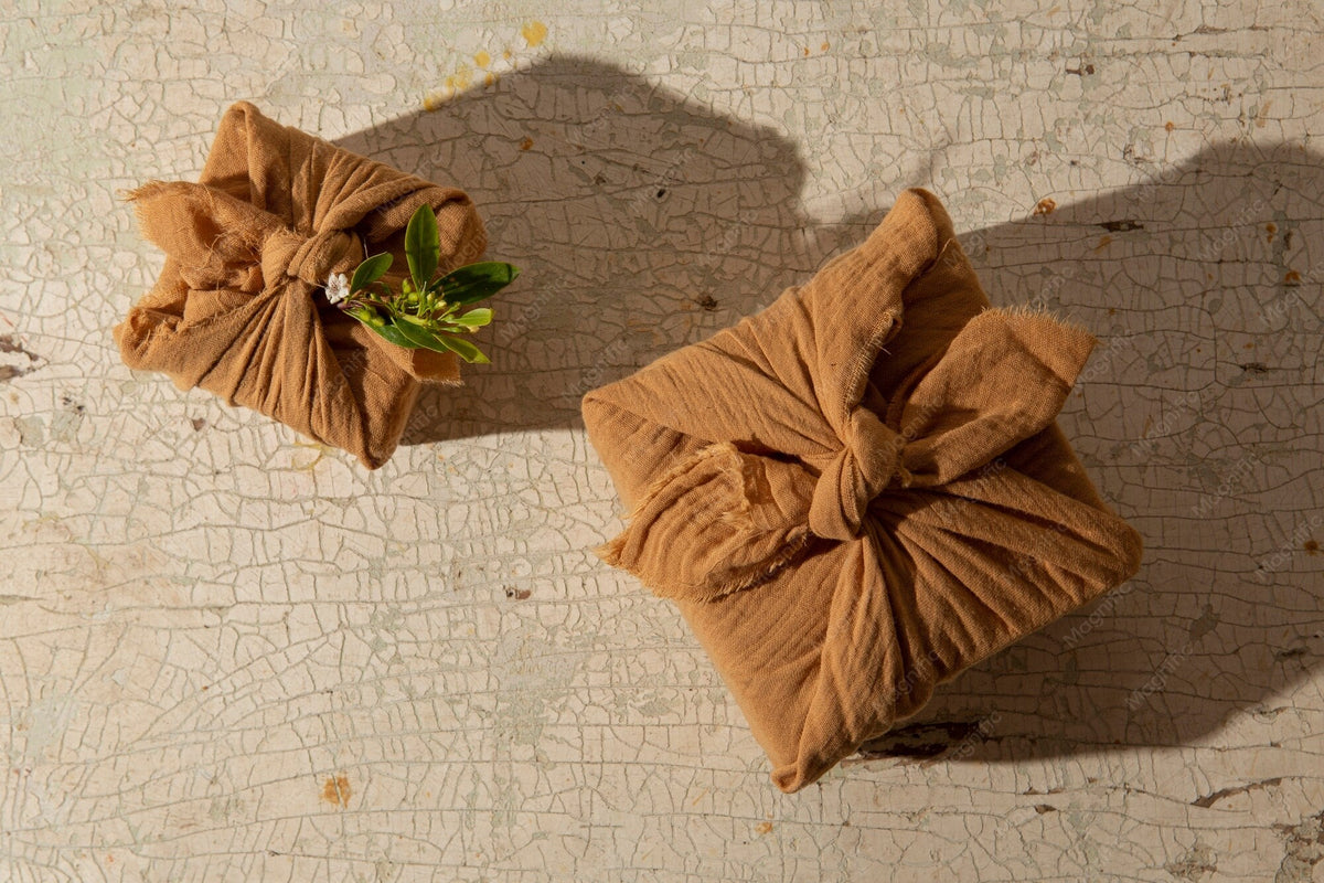 Geschenke in Stofftüchern im Furoshiki-Stil verpackt, von oben fotografiert
