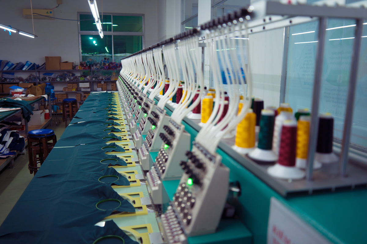 Stickmaschine in der Textilproduktion – ein großer Teil der Kleidung von Good-Natured entsteht in Portugal