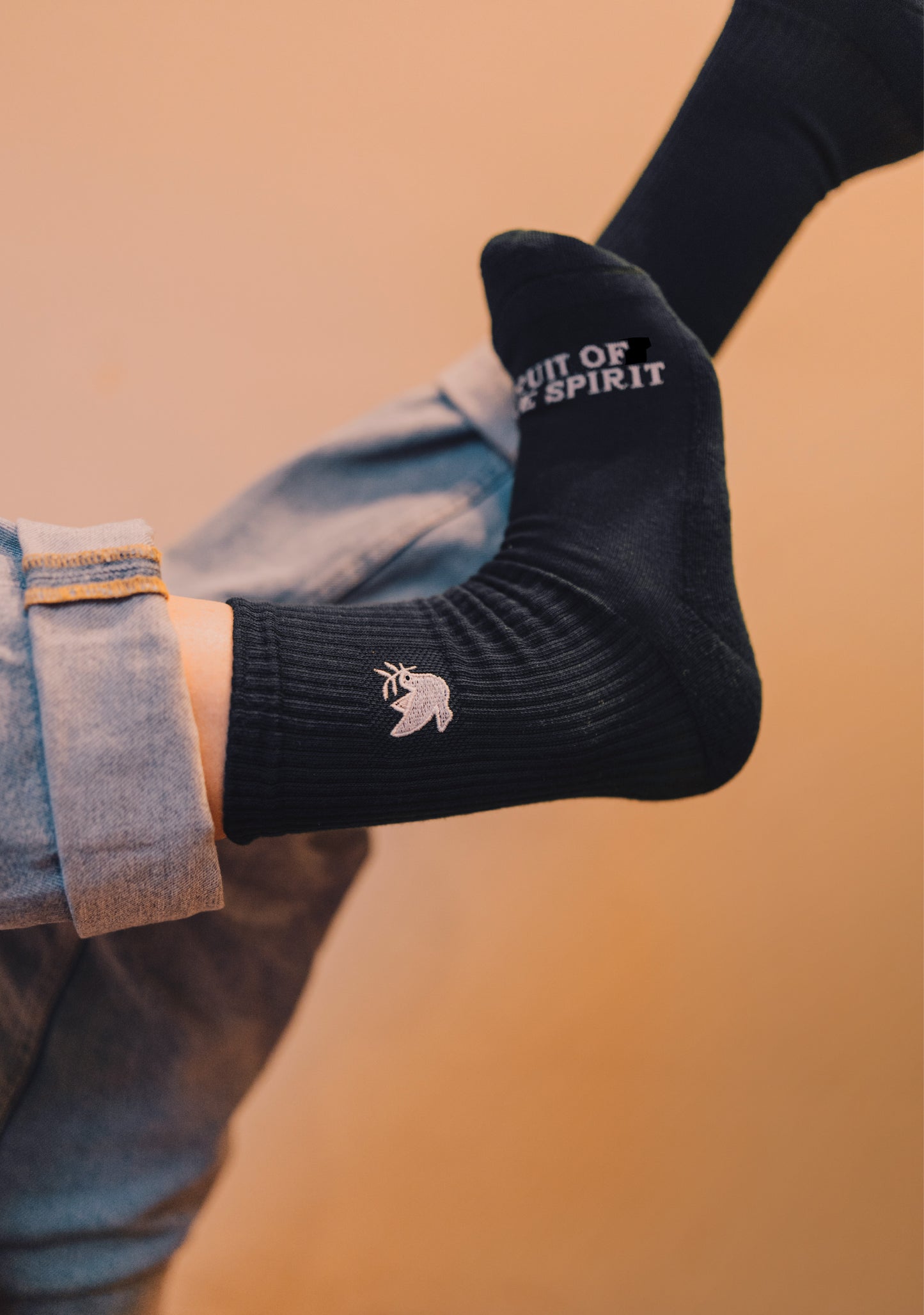 Fruit of the Spirit Socken in Schwarz mit gestickter Taube von Good-Natured