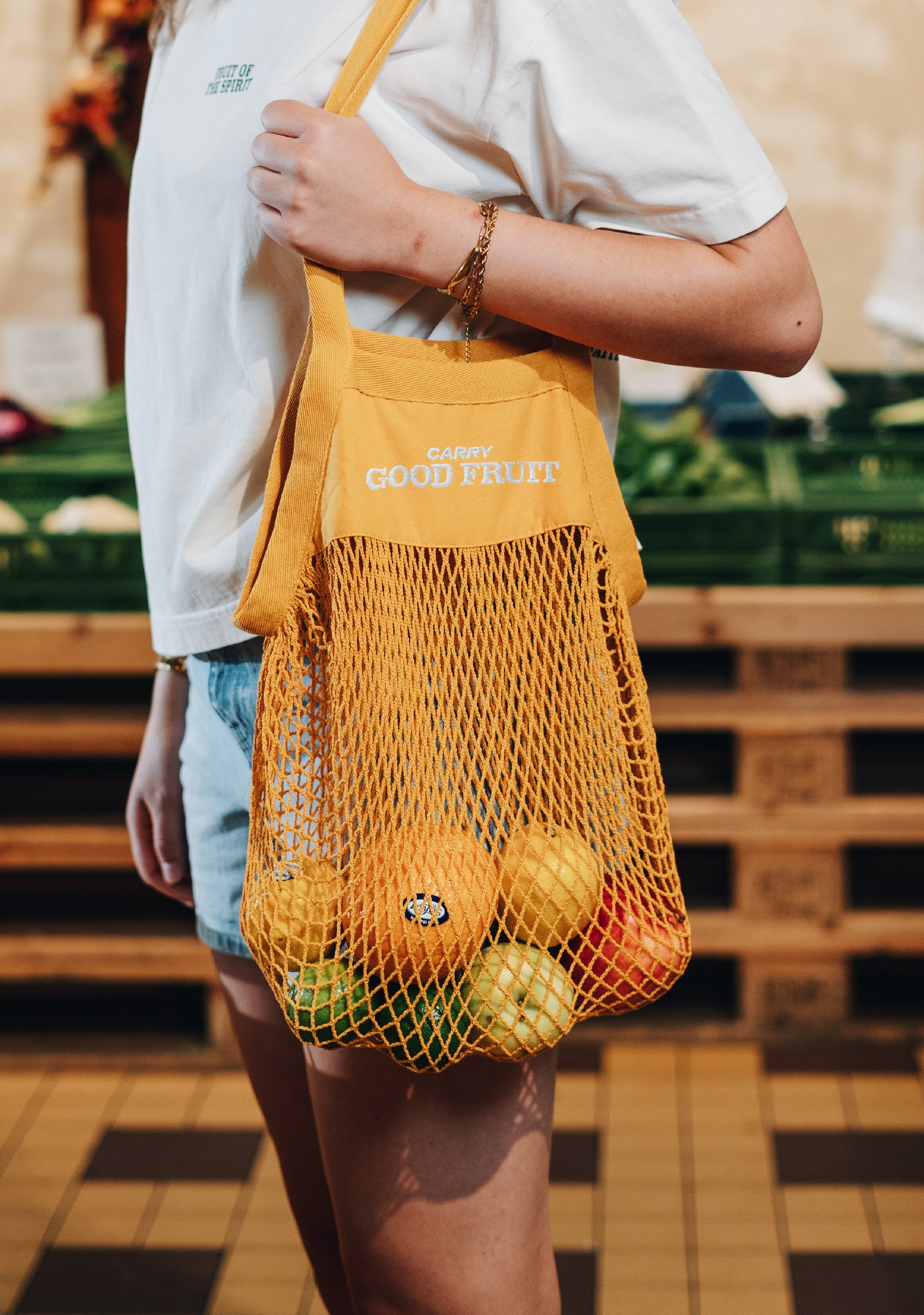 Fruit of the Spirit Mesh Bag in Amber mit Stickerei Carry good Fruit