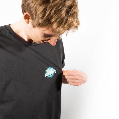 Good-Natured 70´S-T-Shirt grau
|| Lucas ist 1,90m groß, schlank gebaut und trägt eine L.