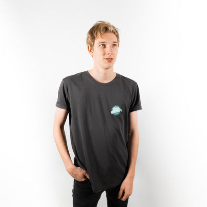 Good-Natured 70´S-T-Shirt grau
|| Lucas ist 1,90m groß, schlank gebaut und trägt eine L.