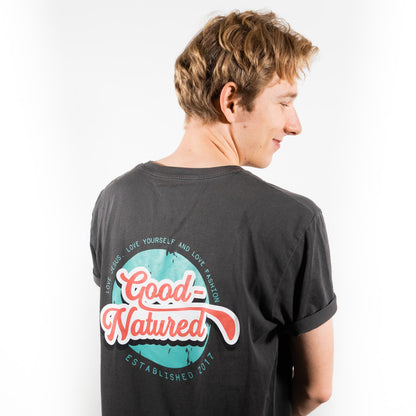 Good-Natured 70´S-T-Shirt grau
|| Lucas ist 1,90m groß, schlank gebaut und trägt eine L.