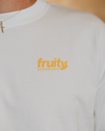 Fruity Boxy T-Shirt der Fruit of the Spirit Kollektion, fair produziert in Portugal
|| Jonas ist 1,83m groß und trägt eine M.