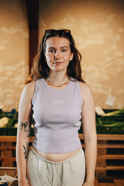 Fruit of the Spirit Rib Top von Good-Natured in Butter und Violet
|| Lara ist 1,68m groß und trägt eine S.