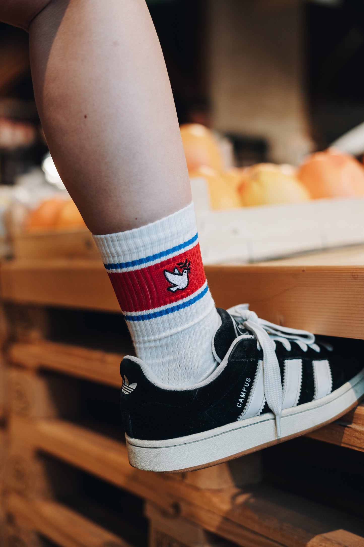 Fruit of the Spirit Socken in Weiß mit gestickter Taube von Good-Natured