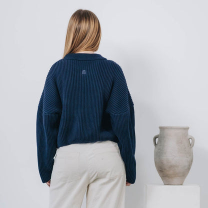 Good-Natured-Alpha-Omega-Knitwear-back-navy-women
|| Sabine ist 1,68m groß, schlank gebaut und trägt eine M.