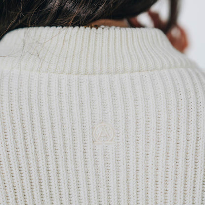 Good-Natured-Alpha-Omega-Knitwear-detail-back-cream-women
|| Tara ist 1,64m groß, schlank gebaut und trägt eine M.