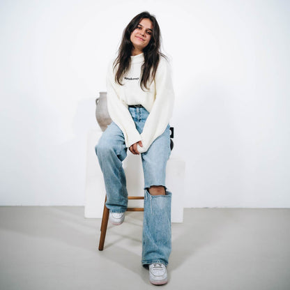 Good-Natured-Alpha-Omega-Knitwear-front-cream-women
|| Tara ist 1,64m groß, schlank gebaut und trägt eine M.