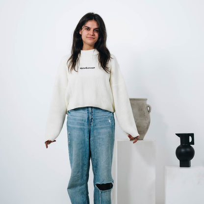 Good-Natured-Alpha-Omega-Knitwear-front2-cream-women
|| Tara ist 1,64m groß, schlank gebaut und trägt eine M.