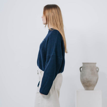 Good-Natured-Alpha-Omega-Knitwear-side-navy-women
|| Sabine ist 1,68m groß, schlank gebaut und trägt eine M.