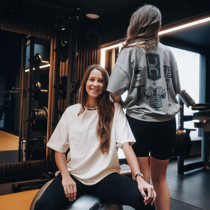 Good-Natured-Amour-of-God-Boxy-Flo-Sarah
|| Sarah und Flo (Off-White Shirt) sind 1,69m groß, schlank gebaut und trägt eine M.