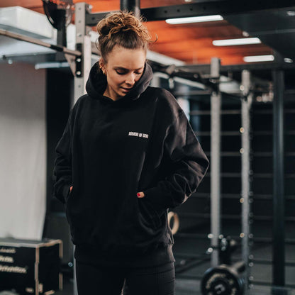 Good-Natured-Amour-of-God-Hoodie-Sarah
|| Sarah ist 1,69m groß, schlank gebaut und trägt eine S.
