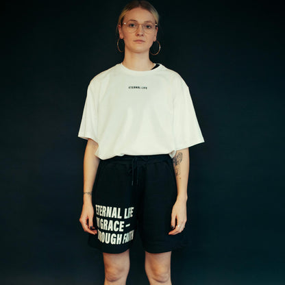 Good-Natured-Eternal-Life-Shorts-black
|| Lena ist 1,69m groß, normal gebaut und trägt eine S.
