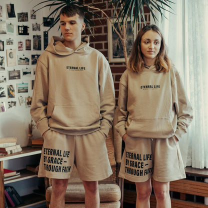 Good-Natured-Eternal-Life-Shorts
|| Lasse ist 1,85m groß, normal gebaut und trägt eine L.
Jemima ist 1,68m groß, normal gebaut und trägt eine S.