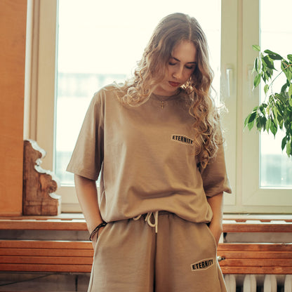 Good-Natured-Eternity-Oversized-Tshirt
|| Anna ist 1,66m groß, normal gebaut und trägt eine S.