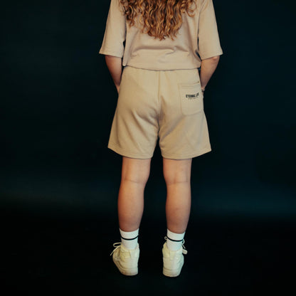 Good-Natured-Eternity-Shorts-Back1
|| Anna ist 1,66m groß, normal gebaut und trägt eine S.