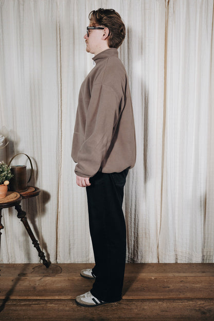 || Michi ist 1,80m groß und trägt eine XL.
