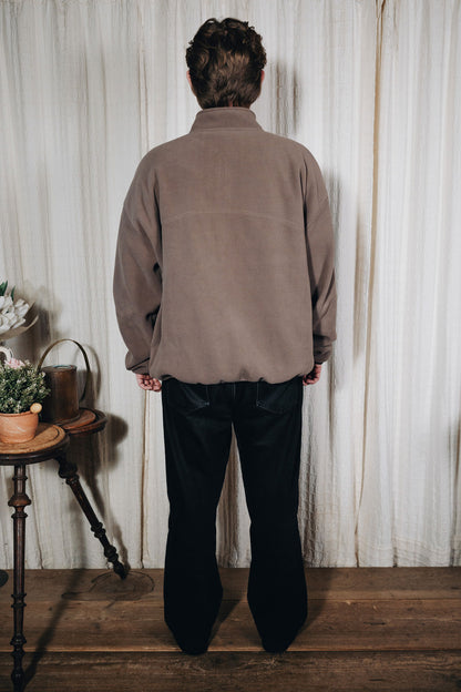 || Michi ist 1,80m groß und trägt eine XL.