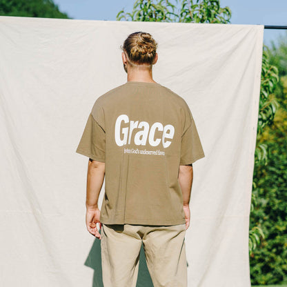 Good-Natured-Grace-Boxy-Shirt-bronze-back2
|| Elia (Antique bronze Shirt) ist 1,86m groß, normal gebaut und trägt eine L.