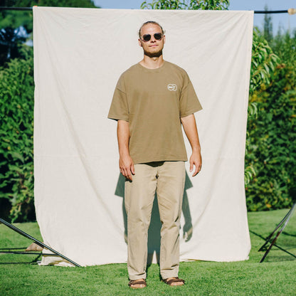 Good-Natured-Grace-Boxy-Shirt-bronze-front
|| Elia (Antique bronze Shirt) ist 1,86m groß, normal gebaut und trägt eine L.