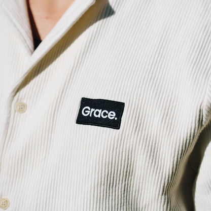 Good-Natured-Grace-Rib-Hemd-Detail
|| Elia ist 1,86m groß, normal gebaut und trägt eine L.