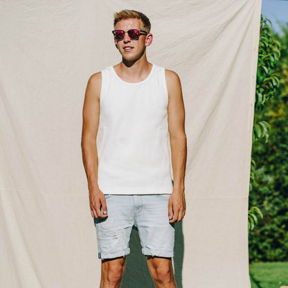 || Jonas (Off-White Tank) ist 1,87m groß, schlank gebaut und trägt eine XL.