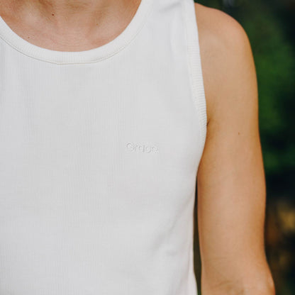 || Jonas (Off-White Tank) ist 1,87m groß, schlank gebaut und trägt eine XL.