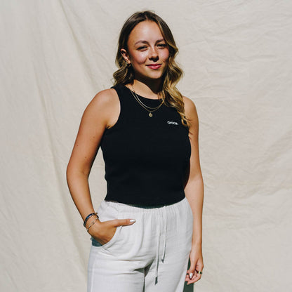 Good-Natured-Grace-Top-black-Front
|| Heidi (black Tank) ist 1,62m groß, schlank gebaut und trägt eine S.