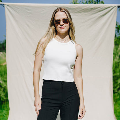 Good-Natured-Grace-Top-offwhite-Front
|| Lilly (Off-White Tank) ist 1,70m groß, schlank gebaut und trägt eine S.