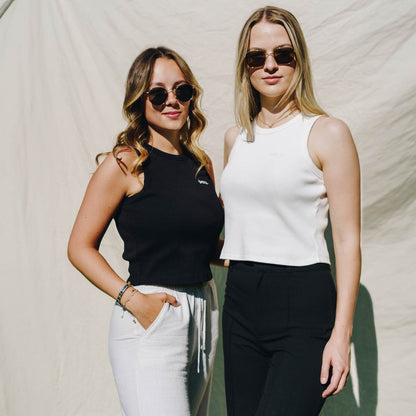 || Heidi (black Tank) ist 1,62m groß, schlank gebaut und trägt eine S.
Lilly (Off-White Tank) ist 1,70m groß, schlank gebaut und trägt eine S.