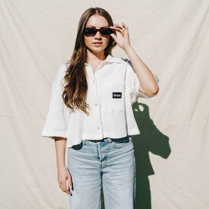 Good-Natured-Grace-Waffle-Bluse-Front
|| Vanessa ist 1,56m groß, normal gebaut und trägt eine S.