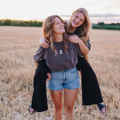 Good-Natured-Heavenly-Mindset-Back-grey 
|| Anne Marie ist 1,80m groß, schlank gebaut und trägt eine M (washed grey).
Lavinia ist 1,66m groß, normal gebaut und trägt eine M (washed green).