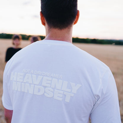 Good-Natured-Heavenly-Mindset-Back-white
|| Aron ist 1,95m groß, breit gebaut und trägt eine XXL.