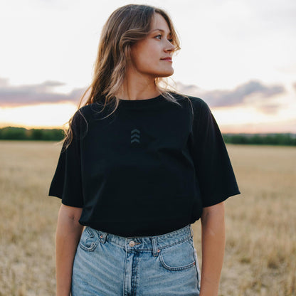 Good-Natured-Heavenly-Mindset-Front-black
|| Anne Marie ist 1,80m groß, schlank gebaut und trägt eine M.