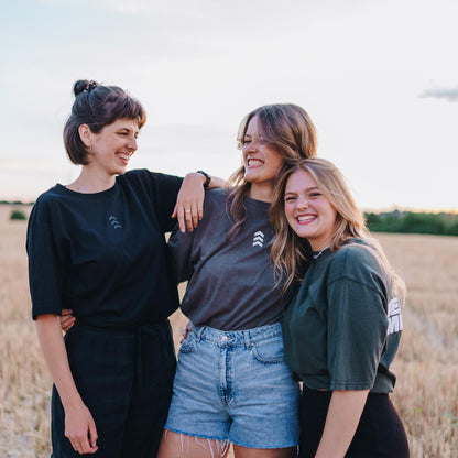 Good-Natured-Heavenly-Mindset-mix-colors
|| Anne Marie ist 1,80m groß, schlank gebaut und trägt eine M (washed grey).
Lavinia ist 1,66m groß, normal gebaut und trägt eine M (washed green).
Anna-Theresa ist 1,78m groß, schlank gebaut und trägt eine M (black).