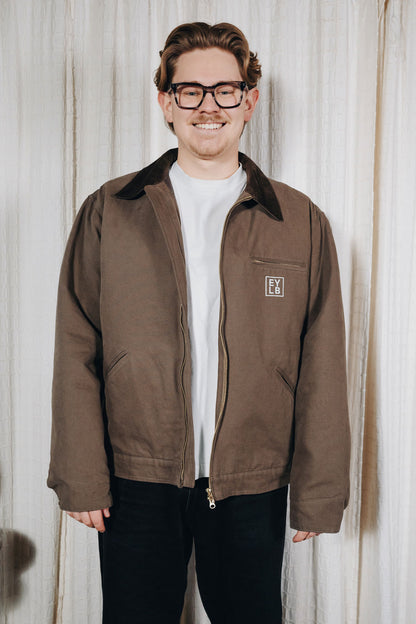 || Michi ist 1,80m groß und trägt eine XL.