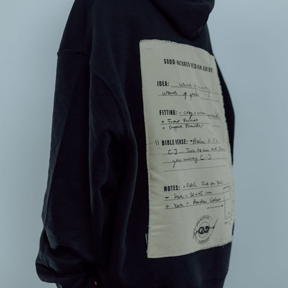 Good-Natured-Mercy-Hoodie-black-back-detail
|| Matti ist 1,88m groß, schlank gebaut und trägt eine L.