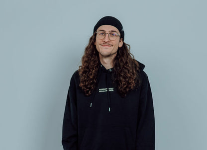 Good-Natured-Mercy-Hoodie-black-front
|| Matti ist 1,88m groß, schlank gebaut und trägt eine L.
