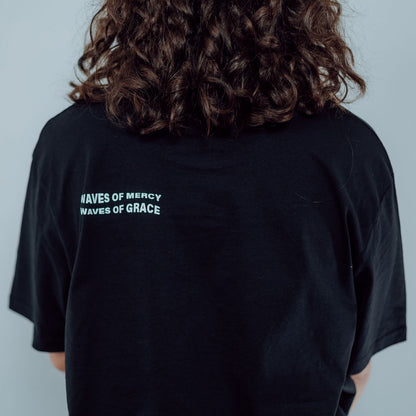 Good-Natured-Mercy-Shirt-black-back-detail
|| Celine ist 1,70m groß, schlank gebaut und trägt eine M.
