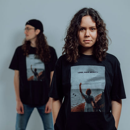 Good-Natured-Mercy-Shirt-black-front-female
|| Celine ist 1,70m groß, schlank gebaut und trägt eine M.
Matti ist 1,88m groß, schlank gebaut und trägt eine L.