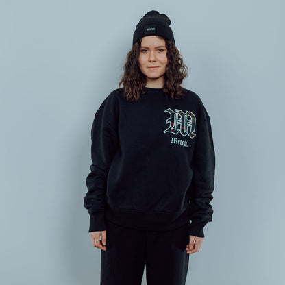 Good-Natured-Mercy-Sweater-black-front
|| Celine ist 1,70m groß, schlank gebaut und trägt eine M (wide fit).