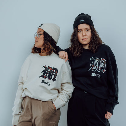 Good-Natured-Mercy-Sweater-total
|| Kezia ist 1,66m groß, schlank gebaut und trägt eine M (loose fit).
Celine ist 1,70m groß, schlank gebaut und trägt eine M (wide fit).