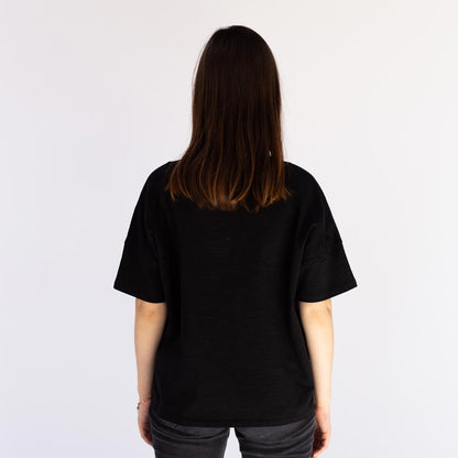 Good-Natured Peace-Frauenshirt schwarz
|| Sina ist 1,60m groß, schlank gebaut und trägt eine S.